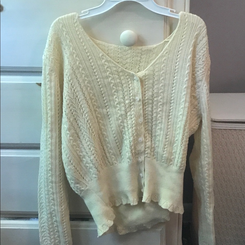 Simple Retro button-up V-neck knit cardigan. Pale yellow. Size: S